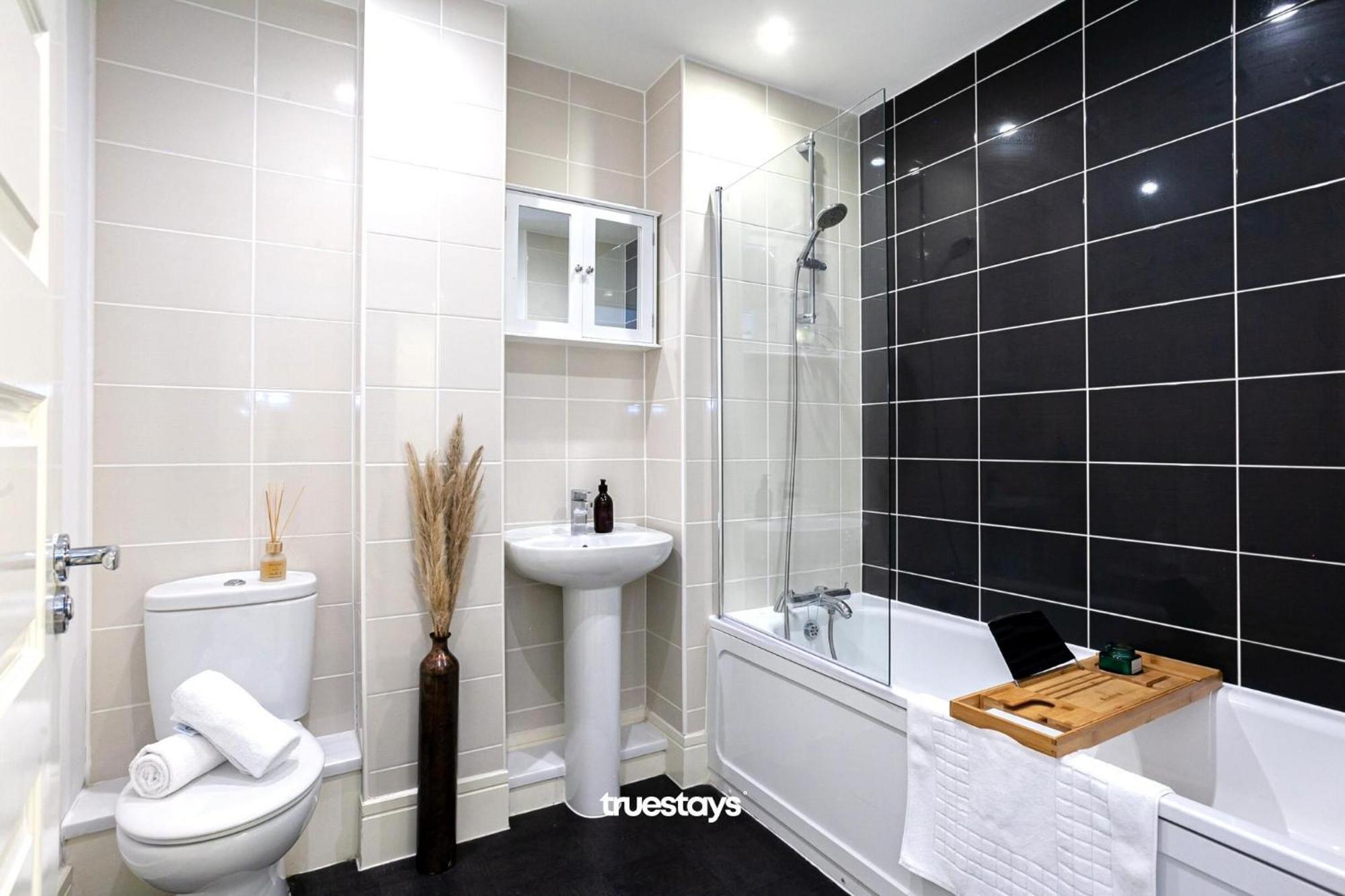 Ambassador House By Truestays - Luxury 4 Bedroom House In Stoke-On-Trent Etruria Exteriör bild